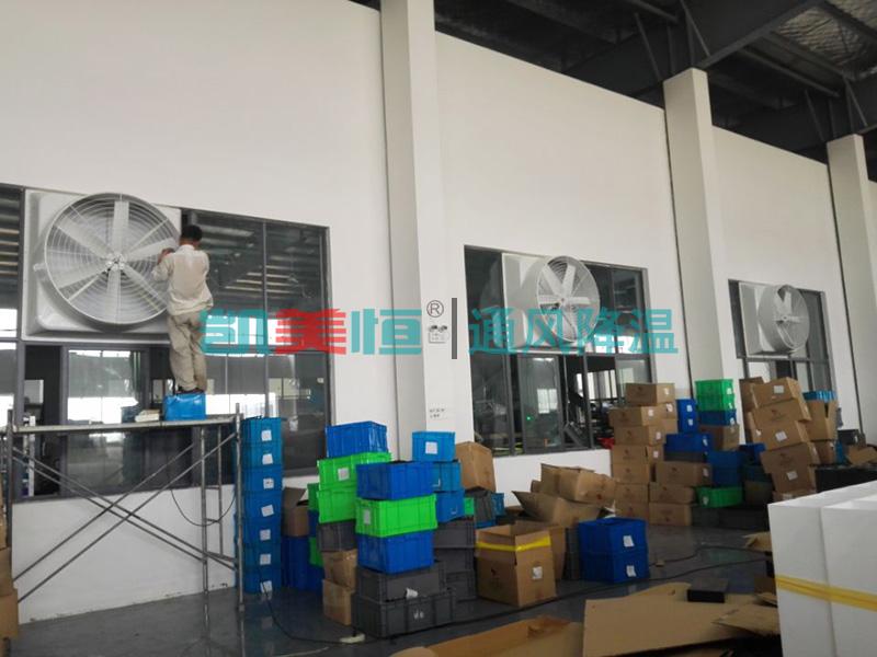 工廠安裝<a href=http://www.juxiangfs.com/33.html target='_blank'>負(fù)壓風(fēng)機(jī)</a> 工廠安裝負(fù)壓風(fēng)機(jī)